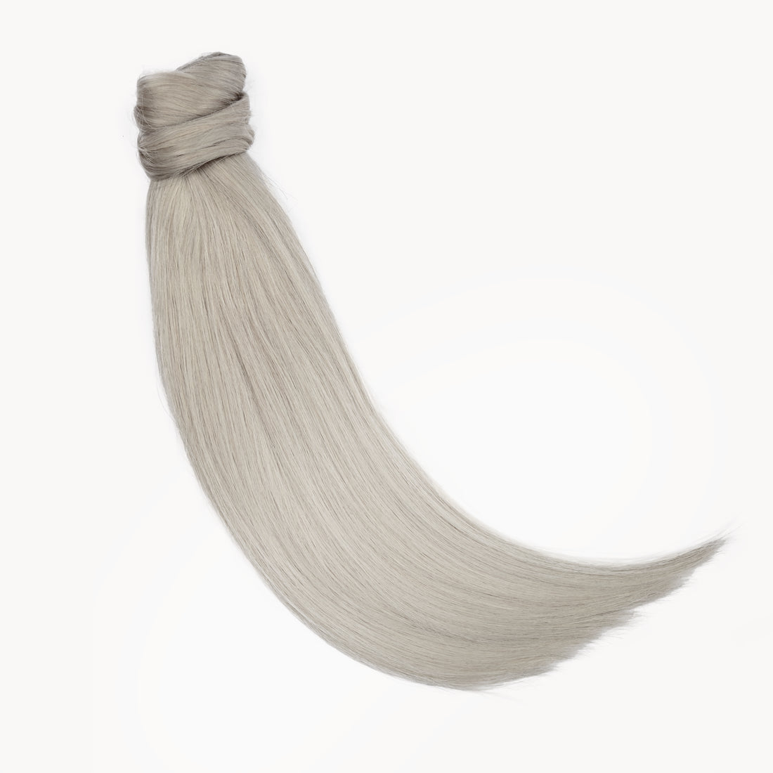 De ultra silver clip in ponytail, een paardenstaart in een ijzige zilveren haarkleur van remy human hair